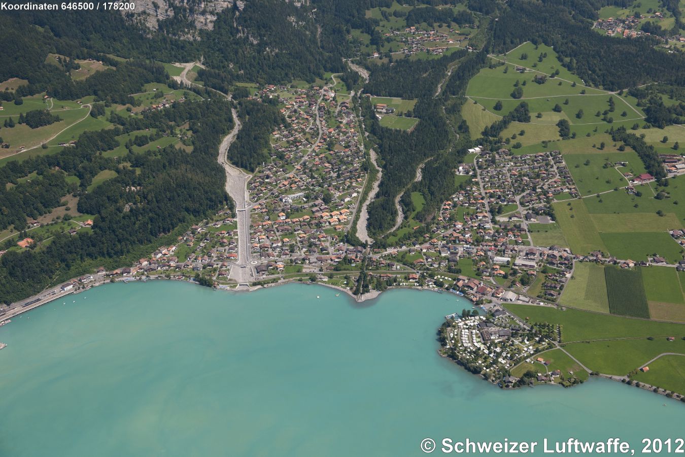 Schwanden; rechts im Bild Lauenen und am Brienzersee: Zeltplatz 'Altes Aaregg'